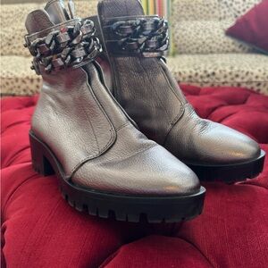 Karl Lagerfeld bottles. Zipper makes the. Easy to put on size 7